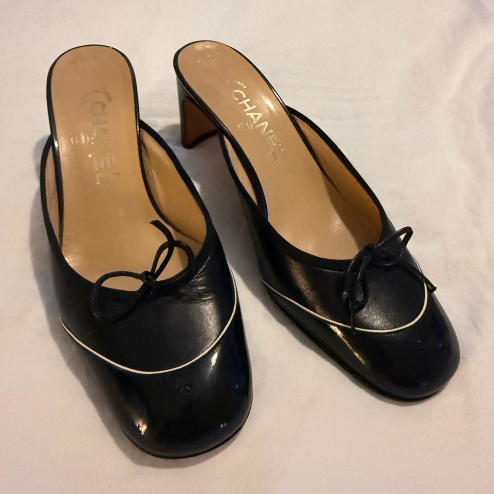 CHANEL Black Leather Bow-Trim Mules with White Piping EUC 0667